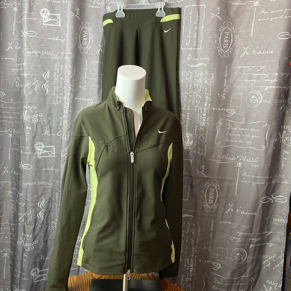 Wmns Nike Dry Fit Suit Olive/lime green sz. S (4-6)